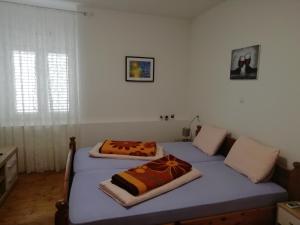 two twin beds in a room with atainedermottermottermott at Studio Rose in Pula