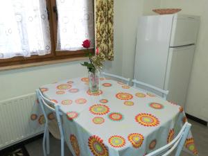 una mesa con un jarrón con una flor. en Location-Meublé, en Issenheim