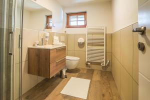 Koupelna v ubytování Apartmaji Tina + 37 fotografií