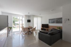 uma sala de estar com um sofá e uma mesa em Apartment Beta em Izola