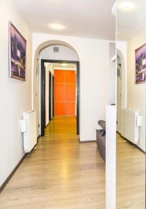 otwarty korytarz z pomarańczowymi drzwiami w domu w obiekcie Carli w Rabacu