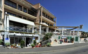Gallery image of Hôtel Les Alizés in Cavalaire-sur-Mer +39 photos