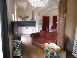 a living room with a couch and a kitchen at Bed and Breakfast Annen in Annen