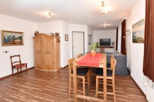 Televízia a/alebo spoločenská miestnosť v ubytovaní Astoria Apartments