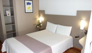 Rúm í herbergi á Hotel Cristol
