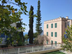 オスペダレッティにあるDella Roseの建物と木々の景色