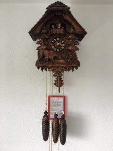 eine große hölzerne Uhr, die an einer Wand hängt in der Unterkunft Appartement Bergwaerts in Rickenbach