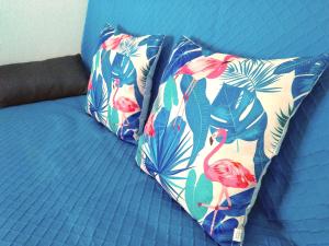 twee kussens met flamingo's op een bed bij NEW! BRISA MARINA Apartment, 1a Linea Puerto y Mar in Peñíscola