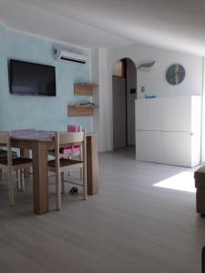 uma sala de estar com uma mesa e uma cozinha em Condominio International em Lido di Jesolo