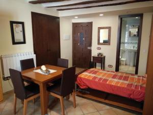 1 dormitorio con mesa de comedor y 1 cama en Apartamento Portal de Molina en Albarracín