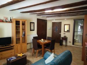 sala de estar con sofá azul y mesa en Apartamento Portal de Molina en Albarracín