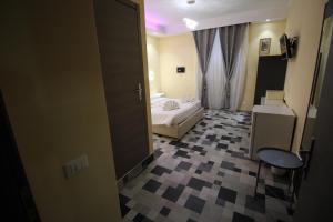 Postel nebo postele na pokoji v ubytování Quest House Lihong