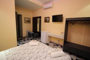 Postel nebo postele na pokoji v ubytování Quest House Lihong