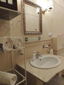 シュチェチンにあるApartament Michellèのバスルーム(洗面台、鏡付)