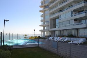 Bazén v ubytovaní Vista al Mar & Descanso de lujo, Wifi & Parking Privado & 2"SmartTV alebo v jeho blízkosti