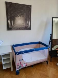 1 cama en una habitación con una foto en la pared en Vitosha Boulevard 79 / NDK Apartment en Sofía