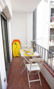 einen Balkon mit einem Tisch und Stühlen darauf in der Unterkunft Happy Holiday Beach Home in Sitges