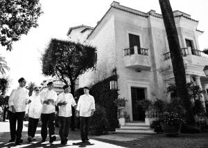 un grupo de chefs parados frente a una casa en Grande Albergo Miramare, en Formia