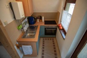 an overhead view of a small kitchen with a sink at Naturcamping Perlin Ferienhaus in Perlin