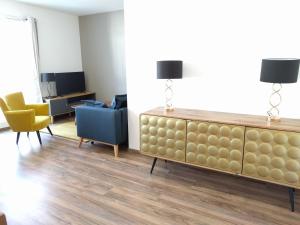 シェシーにあるHolidayApartment Val d'Europeのソファとテーブルと椅子のあるリビングルーム