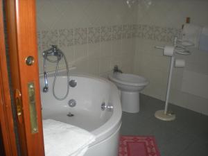 アジェーロラにあるHotel Gentileのバスルーム(バスタブ、トイレ付) +37枚の写真