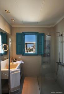 W łazience znajduje się umywalka i prysznic. w obiekcie Kifines Suites w mieście Chora Folegandros