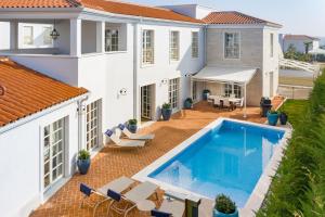widok na dom z basenem w obiekcie Villa Fiordaliso w mieście Vabriga