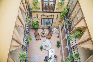 an overhead view of a house with plants at Pension Internacional in Córdoba