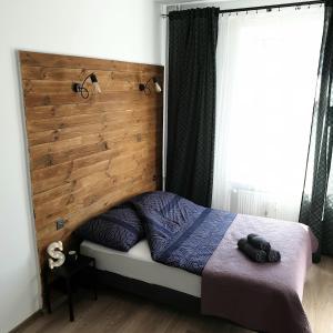 Apartament Skandia tesisinde bir odada yatak veya yataklar