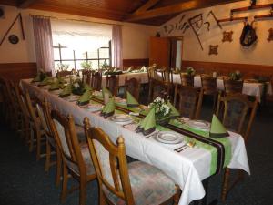 a long table in a room with tables and chairs at Zur Kringelwies in Masburg
