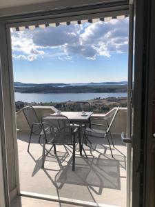 ein Tisch und Stühle auf einem Balkon mit Aussicht in der Unterkunft Apartments Galic in Šibenik