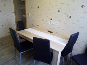 una sala conferenze con tavolo e sedie in legno di Pension zum Ringelberg a Erfurt