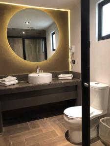 uma casa de banho com um lavatório e um espelho em Hotel Isabel em Puebla