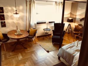 a room with a table and chairs and a bedroom at Schönes Appartement mit Gartenblick in Baden-Baden