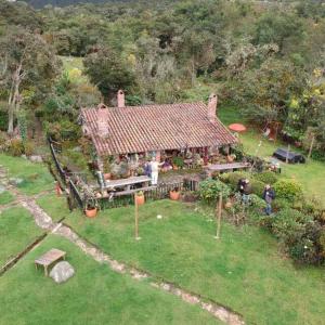 an aerial view of a house with people in front of it at Casa de piedra El Colibrí in Guasca
