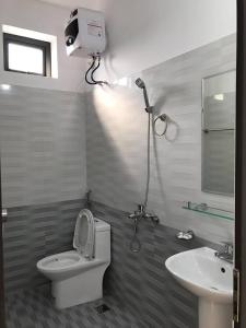 un baño con inodoro y lavabo en Nhà nghỉ Mạnh Bình, en Hai Phong