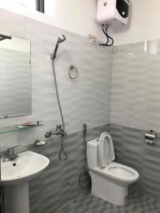 La salle de bains est pourvue de toilettes, d'un lavabo et d'une douche. dans l'établissement Nhà nghỉ Mạnh Bình, à Hai Phong