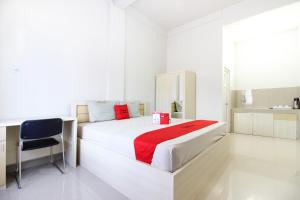 A bed or beds in a room at Griya Izzara Guest House Syariah