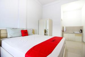 A bed or beds in a room at Griya Izzara Guest House Syariah
