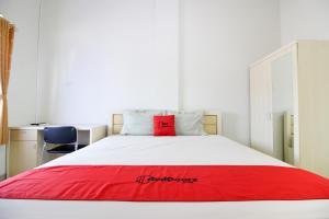 A bed or beds in a room at Griya Izzara Guest House Syariah