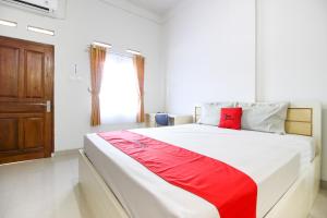 A bed or beds in a room at Griya Izzara Guest House Syariah