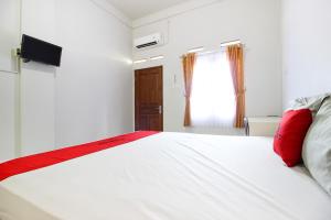 A bed or beds in a room at Griya Izzara Guest House Syariah