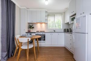 A kitchen or kitchenette at Hensman 10