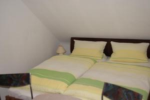two twin beds in a attic bedroom with a lamp at Ferienwohnung Schmidt in Braunlage