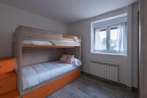 Posteľ alebo postele v izbe v ubytovaní Apartamentos Turísticos el Pontón