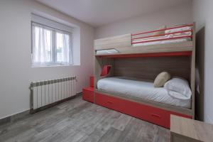Posteľ alebo postele v izbe v ubytovaní Apartamentos Turísticos el Pontón