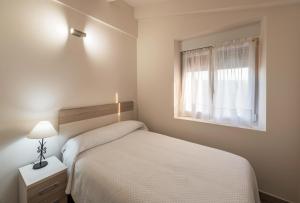 Posteľ alebo postele v izbe v ubytovaní Apartamentos Turísticos el Pontón
