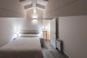 Posteľ alebo postele v izbe v ubytovaní Apartamentos Turísticos el Pontón + 37 fotografií