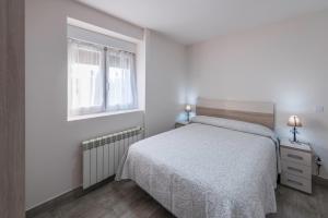 Posteľ alebo postele v izbe v ubytovaní Apartamentos Turísticos el Pontón