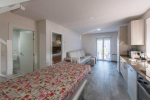 Posteľ alebo postele v izbe v ubytovaní Apartamentos Turísticos el Pontón
